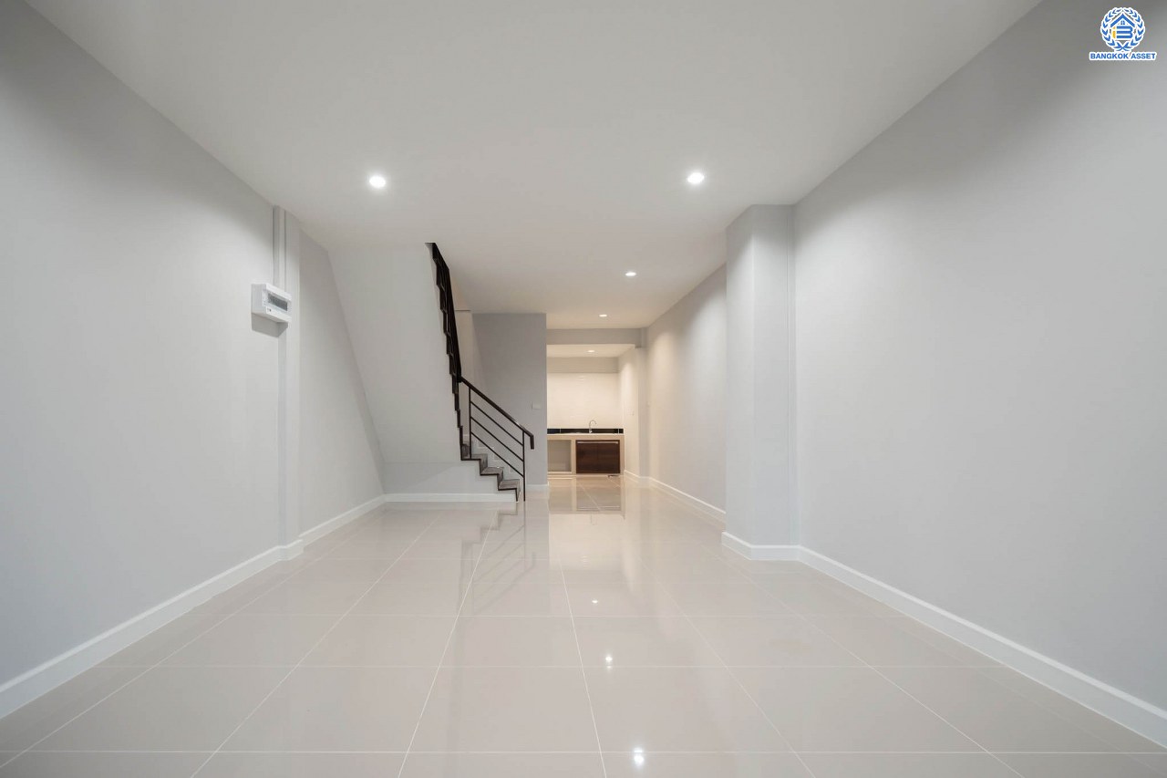 บ้านมือสองตกแต่งใหม่ โครงการ บ้านดุลิยานนท์ ติวานนท์ ทาวน์เฮ้าส์พร้อมอยู่ ราคาสุดคุ้ม! เนื้อที่ 16 ตร.ว. ฟังก์ชัน 2 ห้องนอน 2 ห้องน้ำ 1 ที่จอดรถ บนทำเลเชื่อมต่อเมือง ใกล้รถไฟฟ้าสายสีชมพู "สถานีสามัคคี" และจุดขึ้นทางด่วน "งามวงศ์วาน"